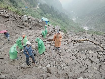Kedarnath: पैदल मार्ग 29 जगहों पर क्षतिग्रस्त, 16 जगह बहा...रस्सी के सहारे खाई में उतरकर ठीक कर रहे 230 मजदूर Kedarnath Disaster 230 workers Doing repairing of Gaurikund-Kedarnath Route damage at 29 places
