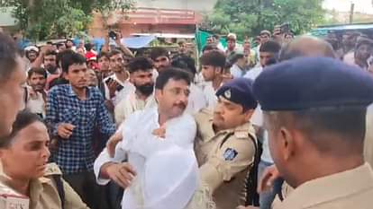 Datia: कांग्रेस की जन आक्रोश रैली के दौरान फायरिंग, पूर्व जिला अध्यक्ष रामू गुर्जर पर चली गोलियां Datia: Firing during Congress's public protest rally, bullets fired at former district president Ramu Gurjar