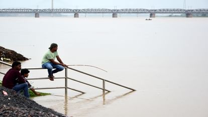 Prayagraj Flood Update : गंगा की रफ्तार थमी पर निचली इलाकों में बाढ़ का खतरा बरकरार, पलायन की तैयारी Prayagraj Flood Update: Ganga's speed has slowed down but flood threat persists in low lying areas