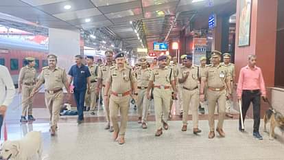 Varanasi Alert: काशी विश्वनाथ धाम, संकटमोचन मंदिर और गंगा घाटों पर मिलिट्री ड्रोन से निगरानी; बढ़ी सुरक्षा Friday prayers Kashi Vishwanath Dham Sankatmochan Temple and Ganga Ghats monitored by military drones