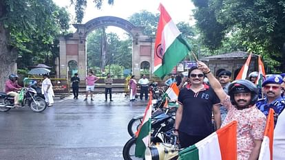 Maa Tujhe Pranam : स्वतंत्रता का उत्सव... तिरंगा लेकर संगमनगरी की सड़कों पर उमड़ा तीन किमी लंबा कारवां Maa Tujhe Pranam: Celebration of Independence... A three km long caravan carrying the Tricolor gathered on the