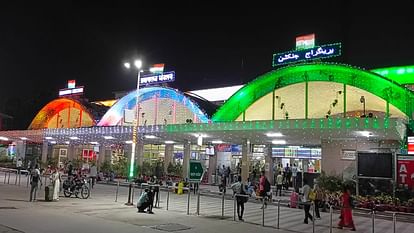 independence day : दुल्हन की तरह सजाए गए सभी चौराहे, झालरों की रोशनी से जगमग रहा हाईकोर्ट और जंक्शन Independence Day: All the squares decorated like a bride, High Court and junction illuminated with the light o