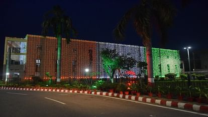 independence day : दुल्हन की तरह सजाए गए सभी चौराहे, झालरों की रोशनी से जगमग रहा हाईकोर्ट और जंक्शन Independence Day: All the squares decorated like a bride, High Court and junction illuminated with the light o