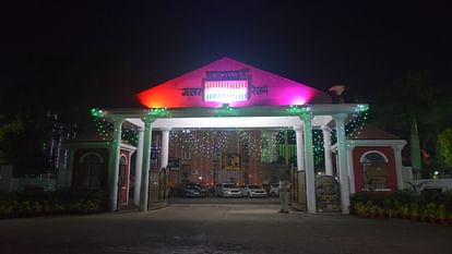 independence day : दुल्हन की तरह सजाए गए सभी चौराहे, झालरों की रोशनी से जगमग रहा हाईकोर्ट और जंक्शन Independence Day: All the squares decorated like a bride, High Court and junction illuminated with the light o
