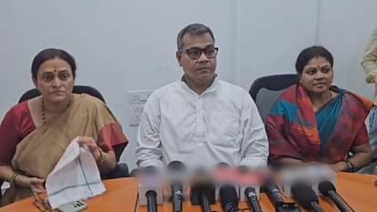 Bihar: लोजपा आर का कोलकाता दुष्कर्म हत्याकांड पर CM ममता पर तंज, जहानाबाद रेप पीड़िता के परिजनों से की मुलाकात Bihar: LJP R takes a dig at CM Mamata on Kolkata rape murder case, meets family of Jehanabad rape victim