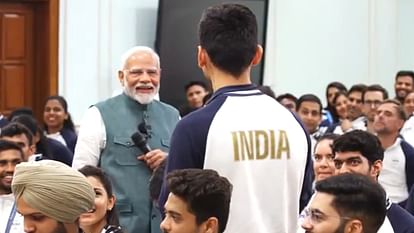 Paris Olympics: 'पेरिस में एसी नहीं होने पर किस किसने मुझे कोसा', एथलीट्स से बात करते हुए PM मोदी ने ली चुटकी Paris Olympics: 'Who cursed me for not having AC in Paris', PM Modi laughs while talking to athletes