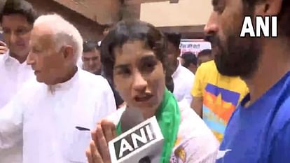 Vinesh Phogat: लोगों का प्यार देख विनेश बोलीं- गोल्ड नहीं दिया तो क्या हुआ, अपनों ने मुझे गोल्ड से ऊपर नवाजा Vinesh Phogat: Seeing the love of people, Vinesh said - my own people honored me more than gold