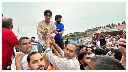 Vinesh Phogat: लोगों का प्यार देख विनेश बोलीं- गोल्ड नहीं दिया तो क्या हुआ, अपनों ने मुझे गोल्ड से ऊपर नवाजा Vinesh Phogat: Seeing the love of people, Vinesh said - my own people honored me more than gold