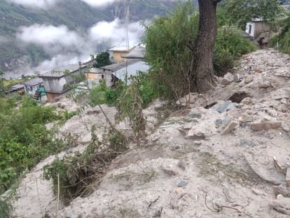 भारी बारिश का कहर: चमोली के थराली और पगनों में तबाही, घरों में घुसा पानी, मंदिर और पुल बहा, तस्वीरें Uttarakhand Weather Disaster in chamoli Tharali temple washed away Bridge Collapse house damage