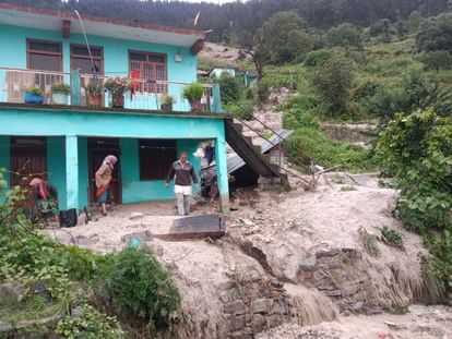 भारी बारिश का कहर: चमोली के थराली और पगनों में तबाही, घरों में घुसा पानी, मंदिर और पुल बहा, तस्वीरें Uttarakhand Weather Disaster in chamoli Tharali temple washed away Bridge Collapse house damage