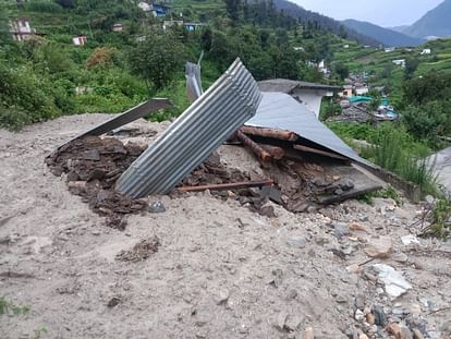 भारी बारिश का कहर: चमोली के थराली और पगनों में तबाही, घरों में घुसा पानी, मंदिर और पुल बहा, तस्वीरें Uttarakhand Weather Disaster in chamoli Tharali temple washed away Bridge Collapse house damage