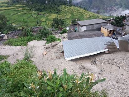 भारी बारिश का कहर: चमोली के थराली और पगनों में तबाही, घरों में घुसा पानी, मंदिर और पुल बहा, तस्वीरें Uttarakhand Weather Disaster in chamoli Tharali temple washed away Bridge Collapse house damage
