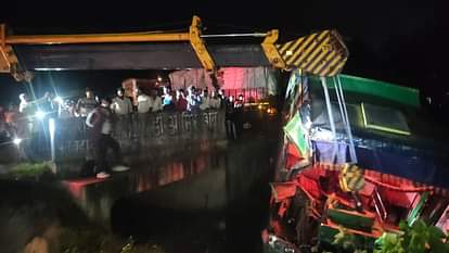 Bareilly News: 200 लोगों से भरी स्लीपर बस में खाई में घुसी, किशोर की मौत, 20 से अधिक लोग Sleeper bus carrying 200 people falls into ditch teenager dies in Bareilly