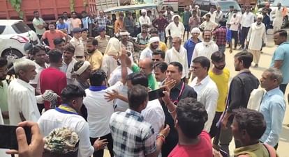 MP: हवालात में बंद था हत्या का आरोपी, अचानक गमछे से फांसी लगाकर की आत्महत्या; तीन पुलिसकर्मी निलंबित The accused of murder committed suicide by hanging himself in the lockup