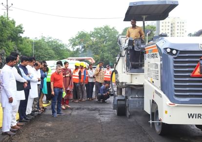 Indore: अब नई तकनीक से इंदौर मेें नगर निगम भरेगा गड्ढे, दो घंटे में हो जाएगा पेचवर्क Indore: Now Municipal Corporation will fill potholes in Indore with new technology, patchwork will be done in
