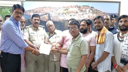 Omkareshwar: ब्राह्मण परिवार के साथ पुलिस प्रताड़ना के विरोध में मुखर हुआ समाज, सीएम के नाम सौंपा ज्ञापन Omkareshwar: Society became vocal against police harassment of Brahmin family, submitted memorandum to CM