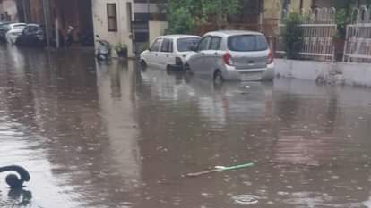 Mohali: मोहाली में तेज बरसात से जनजीवन अस्त व्यस्त, फेज 11 में भरा पानी निकालने को बुलाई गई फायर ब्रिगेड Rain in Mohali all update news