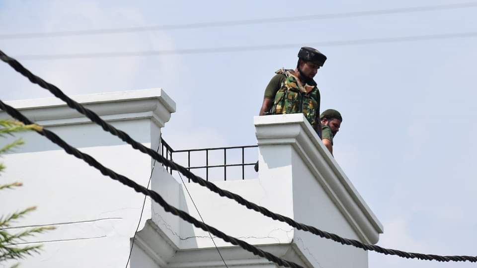 Photos: 'आपके बच्चे सुरक्षित... बिस्कुट-जूस पीकर खेल रहे' चार घंटे तक नो मूवमेंट में रहा सुंजवां सैन्य स्कूल Sunjawan Military School Remained Shut for 4 Hours After Military Personnel Death Parents Left Anxious