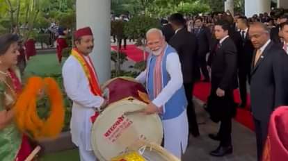 PM Modi Singapore Visit: सिंगापुर में पीएम मोदी ने जमकर बजाया ढोल, महिला से बंधवाई राखी; देखें उनका खास अंदाज PM Narendra Modi receives a warm welcome from the members of the Indian diaspora in Singapore news updates