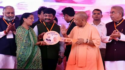 प्रयागराज में गरजे सीएम योगी : बुलडोजर चलाने के लिए हिम्मत चाहिए, माफिया ने सिर उठाया तो मिट्टी में मिला देंगे CM Yogi roared in Prayagraj: Courage is needed to run a bulldozer, if the mafia raises its head, it will raze