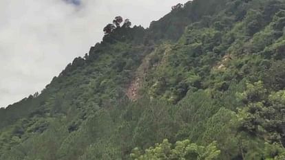 Uttarkashi: फिर डरा रहा वरुणावत पर्वत...भूस्खलन के बाद से दहशत, गोफियारा से घर छोड़कर जाने लगे लोग Uttarkashi Varunavat Parvat scaring again Panic after landslide people started leaving their homes from Gofiar