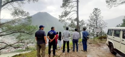 Uttarkashi: वरुणावत पर्वत से हो रहे भूस्खलन का सर्वेक्षण शुरू, विशेषज्ञों की टीम ने पहुंचकर लिया जायजा Uttarkashi News Team of experts reached to survey landslide happening from Varunavat mountain