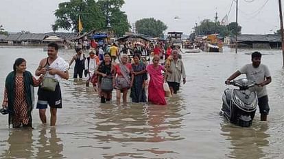 गंगा-यमुना फिर उफान पर : पश्चिम की बारिश का असर, 24 घंटे में करीब तीन मीटर बढ़ा जलस्तर Ganga-Yamuna in spate again: Effect of western rain, water level rises by about Three meters in 12 hours