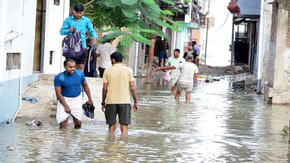 Prayagraj Flood : खतरे के निशान को कभी भी पार कर सकती हैं गंगा और यमुना, जिला प्रशासन ने जारी किया अलर्ट Prayagraj Flood Update: Ganga-Yamuna reached near danger mark, many localities in alluvial areas submerged