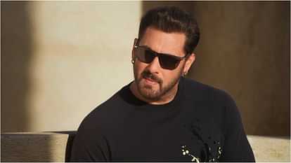 Bigg Boss 18: सलमान ने कसा 'बिग बॉस 18' के सेट पर अशनीर ग्रोवर के लिए तंज, कहा 'अपने शब्दों से सावधान...' Salman Khan takes dig at Shark Tank co founder Ashneer Grover on the set of Bigg Boss 18