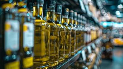 'पकड़ा तो ट्रांसफर करा दूंगा': शराब कोचिए पुलिस को दे रहे खुलेआम धमकियां, विभाग की कार्रवाई महज खानापूर्ति illicit liquor smugglers are threatening police In rural areas of Bhatapara