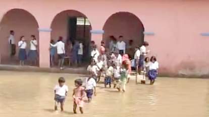 Chaubepur : बीएसए ने बच्चों को पढ़ाया इंग्लिश का पाठ, बताया पार्ट ऑफ स्पीच Chaubepur: BSA taught English lesson to children, told them part of speech