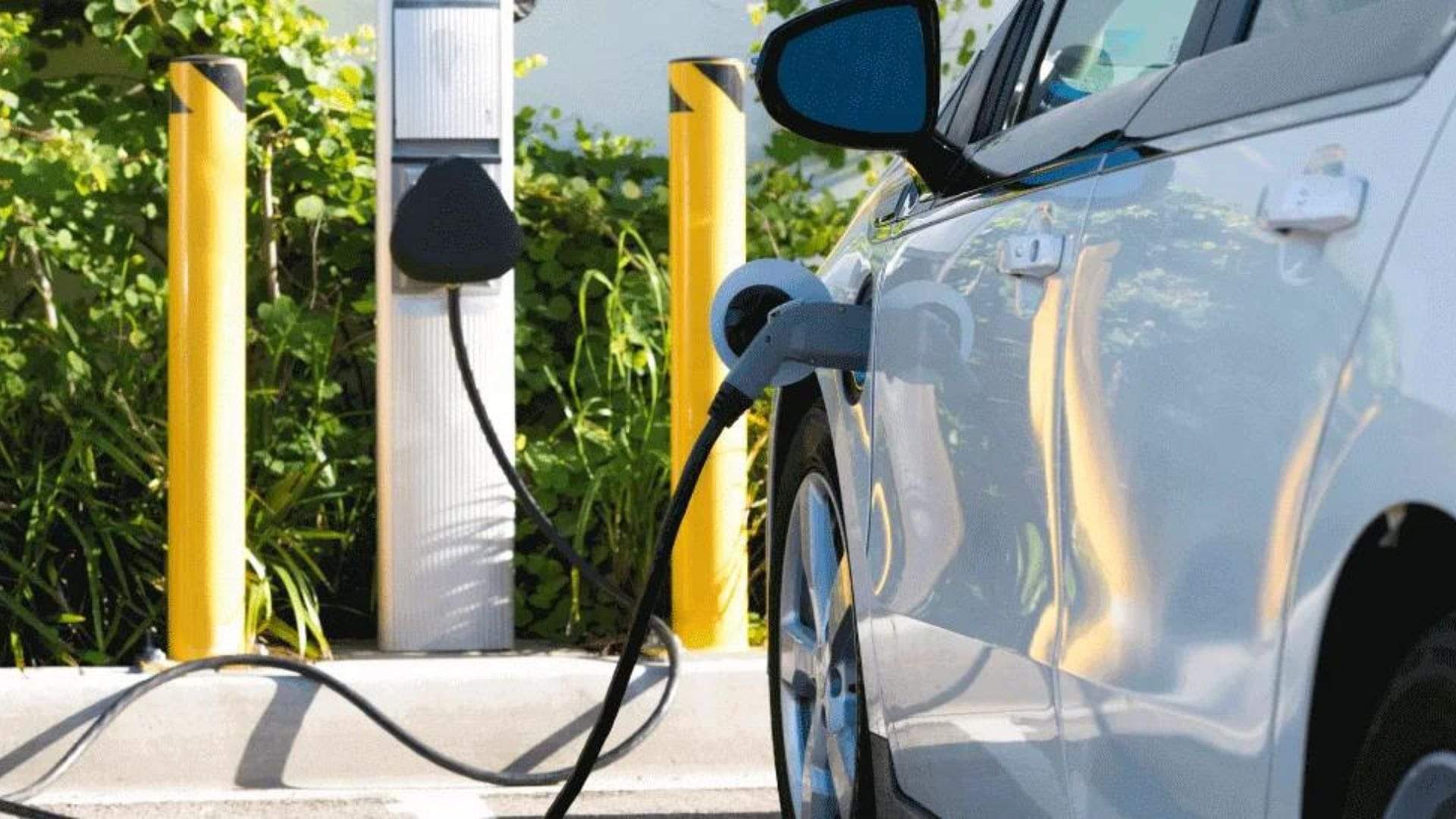 EV: 2032 में ईवी की होने वाली है भरमार, सड़कों पर दौड़ेंगे 12.3 करोड़ इलेक्ट्रिक वाहन, अध्ययन में दावा Electric Vehicles Sales Forecast 2032 electric vehicle market outlook 2032