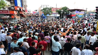 PHOTOS: दून रेलवे स्टेशन बवाल...व्यापारियों के गुस्से को भांपने में चूका पुलिस का तंत्र, चार घंटे घंटाघर जाम Dehradun Railway station ruckus Businessman Crowd at Ghantaghar jammed Police failed control them