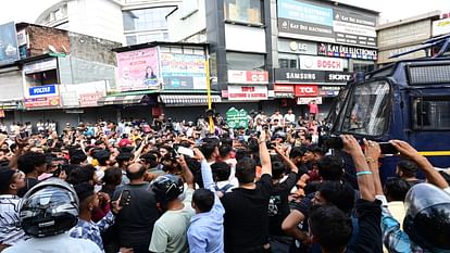 PHOTOS: दून रेलवे स्टेशन बवाल...व्यापारियों के गुस्से को भांपने में चूका पुलिस का तंत्र, चार घंटे घंटाघर जाम Dehradun Railway station ruckus Businessman Crowd at Ghantaghar jammed Police failed control them