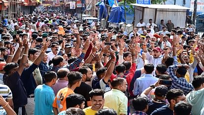 PHOTOS: दून रेलवे स्टेशन बवाल...व्यापारियों के गुस्से को भांपने में चूका पुलिस का तंत्र, चार घंटे घंटाघर जाम Dehradun Railway station ruckus Businessman Crowd at Ghantaghar jammed Police failed control them