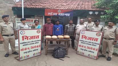 अंतर्राजीय गांजा तस्कर गिरफ्तार: पुलिस ने तीन पुरुष समेत एक महिला को दबोचा, डेढ़ लाख रुपए का गांजा किया जब्त Police arrested three men and one female ganja smuggler