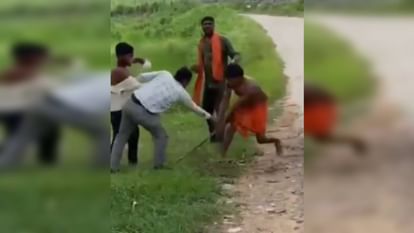 Singrauli Viral Video: सरपंच पति की दबंगई...भ्रष्टाचार की शिकायत करने पर युवक को लाठी-डंडे से पीटा Singrauli Viral Video Dominance Sarpanch husband Young man beaten with sticks for complaining about corruption