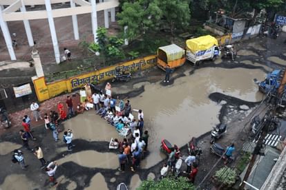 Indore:सड़क के गड्ढों में बैठी महिल पार्षद, अफसरों से पूछा- यमराज की सड़क कब बनेगी? Indore: Female councilor sitting in the potholes of the road, asked the officers - When will Yamraj's road be