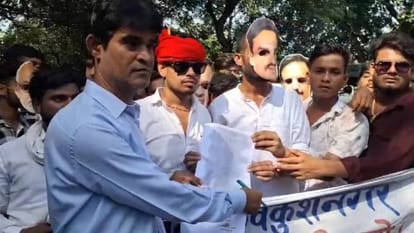 Chhatarpur News Youth protest demanding to make Luvkushnagar district fight broke out in drain dispute