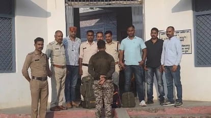 Chhatarpur Police arrested ganja smuggler who was roaming around wearing uniform like army