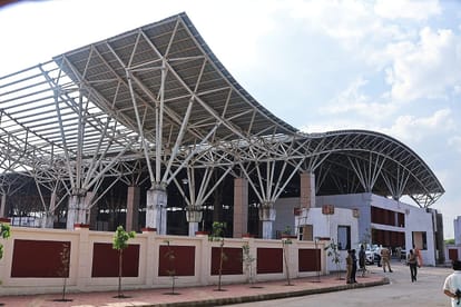 Indore News: Bus stations built in Kurmedi and Naita Mundla, but there is no wide road nearby, there will be t