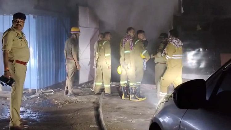 खबर शहर , Kanpur: कपड़े के गोदाम में लगी आग, 12 दमकलें लगीं, जेसीबी से तीन तरफ से तोड़नी पड़ी दीवार – INA खबर शहर , Kanpur: कपड़े के गोदाम में लगी आग, 12 दमकलें लगीं, जेसीबी से तीन तरफ से तोड़नी पड़ी दीवार – INA