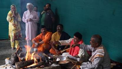 Jammu Kashmir: शोपियां के नदीमर्ग में 21 साल बाद गूंजा जय भोलेनाथ,कश्मीरी पंडितों ने किया मंदिर का जीर्णोद्धार Jammu Kashmir: Jai Bholenath echoed in the river route of Shopian after 21 years, Kashmiri Pandits renovated t