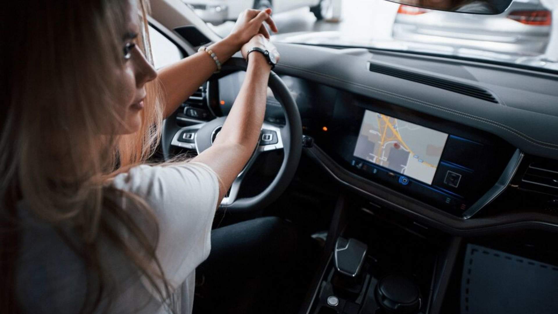 Car Tips: कार में ऑफ्टरमार्केट से लगवा रहे हैं इंफोटेनमेंट सिस्टम? तो इन चार दिक्कतों को पहले ही जान लीजिए install infotainment system in car via aftermarket service know detail here