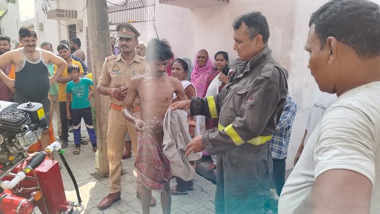 खबर शहर , Lucknow: युवक ने कमरे में बंद कर खुद को लगाई आग, दमकलकर्मियों ने दरवाजा तोड़कर बाहर निकाला – INA खबर शहर , Lucknow: युवक ने कमरे में बंद कर खुद को लगाई आग, दमकलकर्मियों ने दरवाजा तोड़कर बाहर निकाला – INA