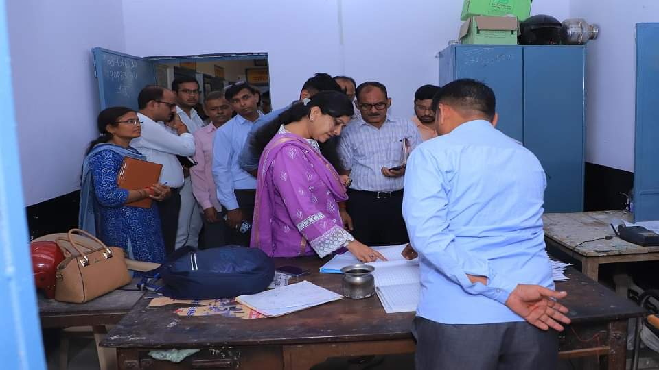 डीएपी की कालाबाजारी: मंडलायुक्त ने दो सहकारी समितियों पर मारा छापा, मिली ये गड़बड़ी...सचिव निलंबित Black marketing of DAP: Divisional Commissioner raided two cooperative societies Secretary suspended