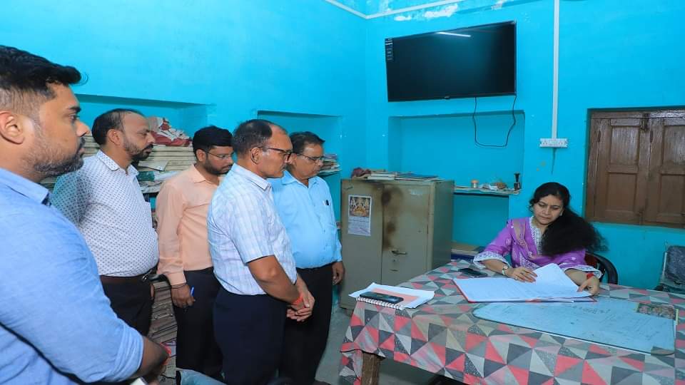 डीएपी की कालाबाजारी: मंडलायुक्त ने दो सहकारी समितियों पर मारा छापा, मिली ये गड़बड़ी...सचिव निलंबित Black marketing of DAP: Divisional Commissioner raided two cooperative societies Secretary suspended
