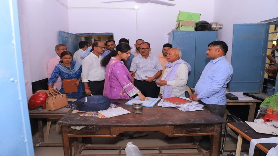 डीएपी की कालाबाजारी: मंडलायुक्त ने दो सहकारी समितियों पर मारा छापा, मिली ये गड़बड़ी...सचिव निलंबित Black marketing of DAP: Divisional Commissioner raided two cooperative societies Secretary suspended