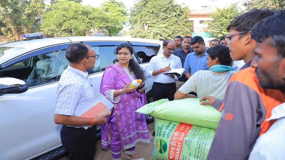 डीएपी की कालाबाजारी: मंडलायुक्त ने दो सहकारी समितियों पर मारा छापा, मिली ये गड़बड़ी...सचिव निलंबित Black marketing of DAP: Divisional Commissioner raided two cooperative societies Secretary suspended
