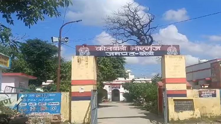 खबर शहर , Bareilly News: सिपाही पर कुत्ते छोड़ने वाली महिला पर नौ मुकदमे, खुद बताती है वकील, हनीट्रैप के भी आरोप – INA खबर शहर , Bareilly News: सिपाही पर कुत्ते छोड़ने वाली महिला पर नौ मुकदमे, खुद बताती है वकील, हनीट्रैप के भी आरोप – INA